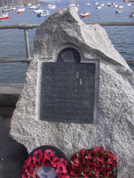 Мемориальный камень в Фалмуте в память о рейде