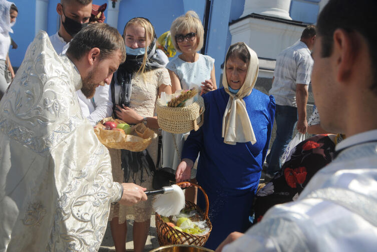 Освящение корзин с фруктами во время празднования Яблочного Спасителя (Преображения Господня) возле Михайловского собора, Киев, 19 августа 2020 г.