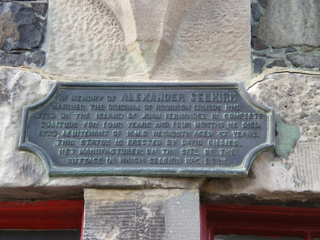 Мемориальная доска под статуей Александра Селкирка