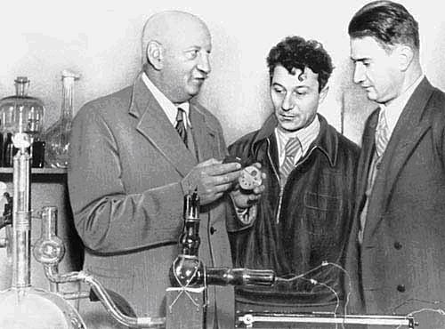 А.Ф.Иоффе, А.И.Алиханов, И.В.Курчатов (слева направо). Начало 30-х годов