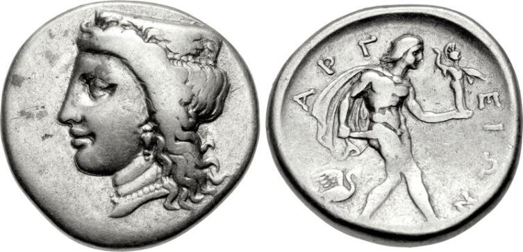 Аргос, драхма, серебро, 370−350 гг. до н. э., 20 мм, 5,51 г. Слева — голова Геры c подвеской и жемчужным ожерельем. Справа — Диомед, обнаженный с хламидой, подвязанной на шее, в движении вправо с мечом в правой руке