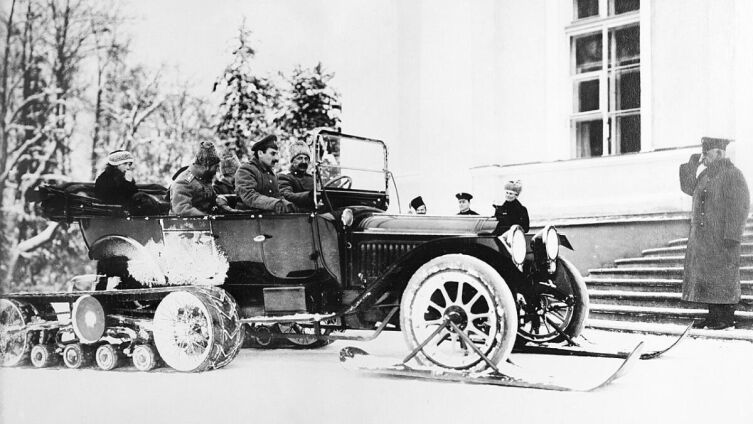 Автомобиль с движителем Кегресса у Александровского дворца, Царское Село, Россия, январь 1917 г.