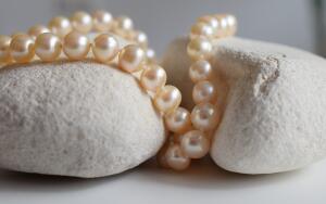 Какими свойствами обладают камни Луны?