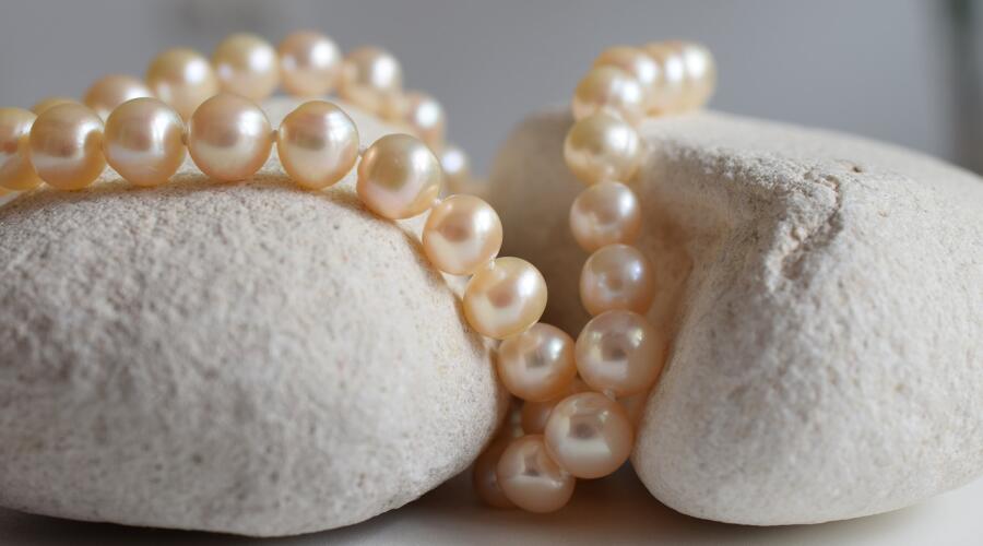 Какими свойствами обладают камни Луны?