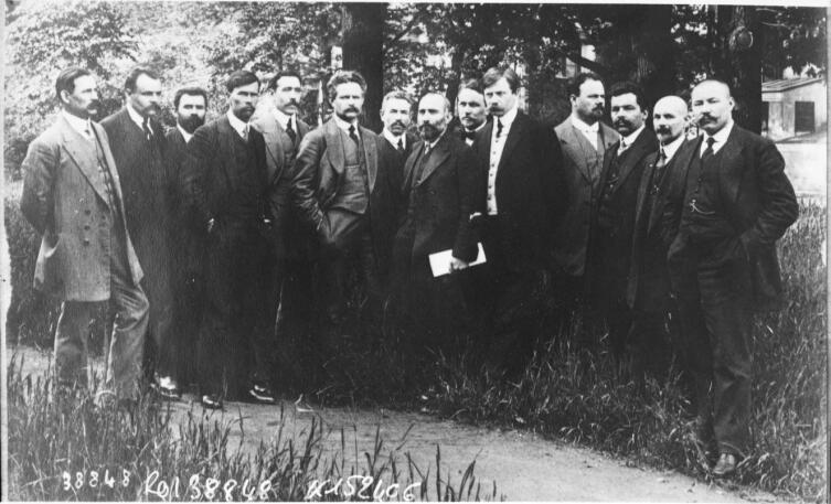 Р. В. Малиновский (в центре) с членами социал-демократической фракции в 4-ой Государственной Думе