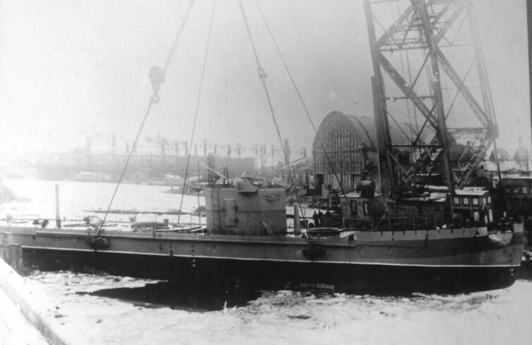 Спуск на воду строящегося советского морского бронекатера МБК проекта 161 на заводе №194. На заднем плане виден корпус линкора «Советский Союз», 1943 г.