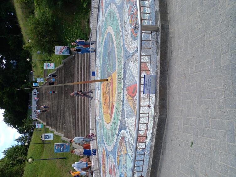 Солнечные часы и лестница