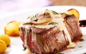 Как приготовить мясо в грибном соусе с мятой?