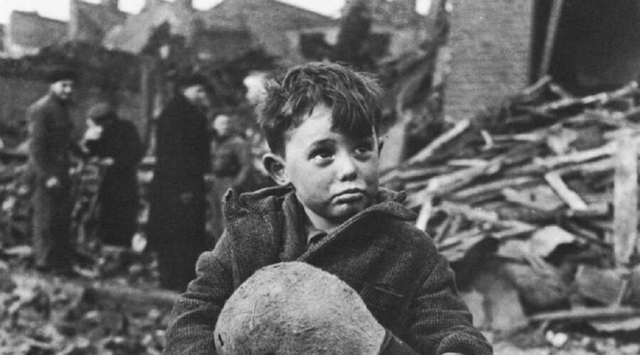 Лондонский мальчик на развалинах своего дома, разрушенного ракетой Фау-2