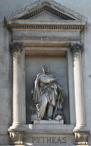 Памятник Пифею работы Огюста Оттена на фасаде Дворца биржи, Марсель