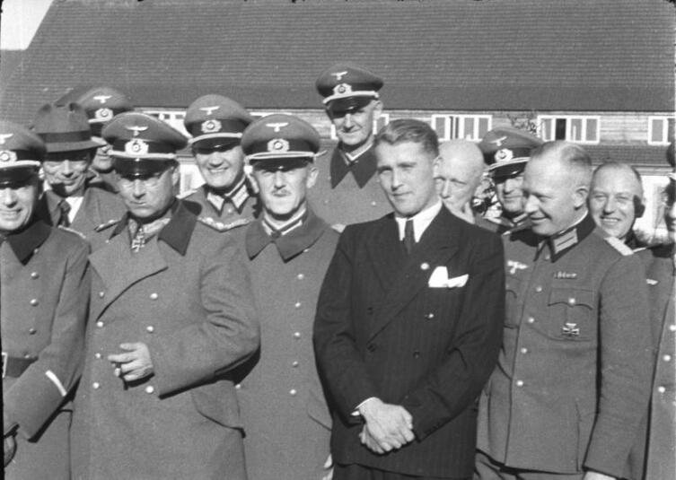 Вернер фон Браун. Рядом, слева направо, генералы вермахта Дорнбергер, Олбрихт, Лееб. Пенемюнде, февраль 1941 г.