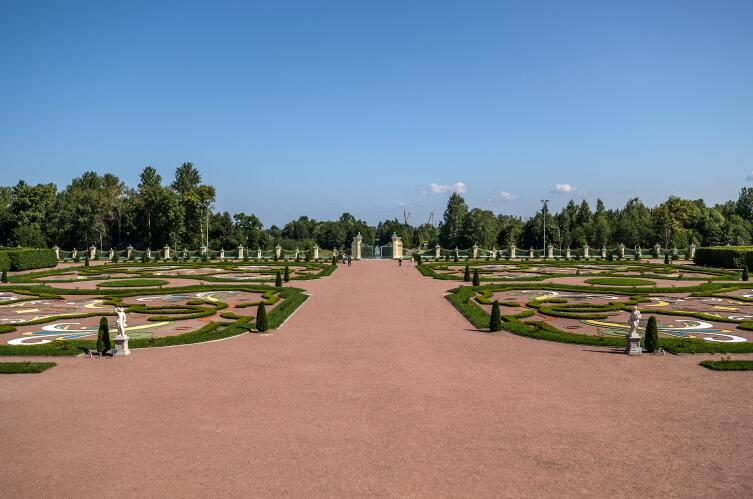 Вид на Нижний сад с террасы Большого дворца