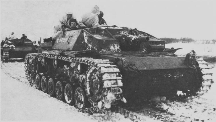 Десант красноармейцев на борту трофейной САУ StuG III отдельной роты трофейных танков