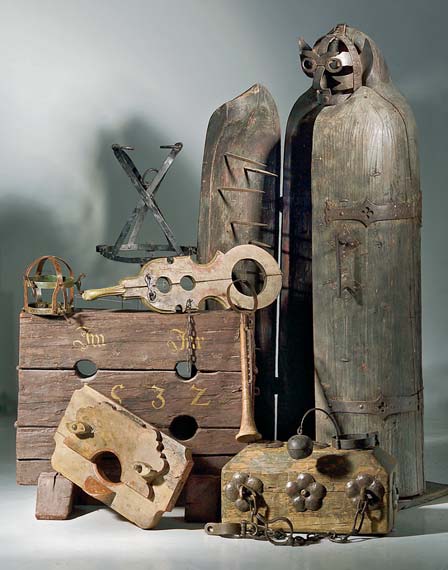 Железная дева (справа), выдаваемая за средневековый инструмент пытки, продукт фантазии XIX века