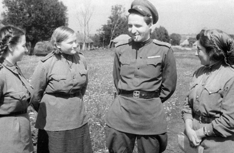 Корреспондент газеты «Красная звезда» К. М. Симонов общается с санитарками госпиталя