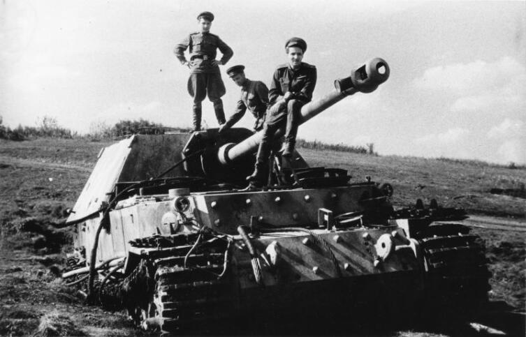 Корреспондент К.М. Симонов на немецкой САУ «Фердинанд», подбитой на Курской дуге