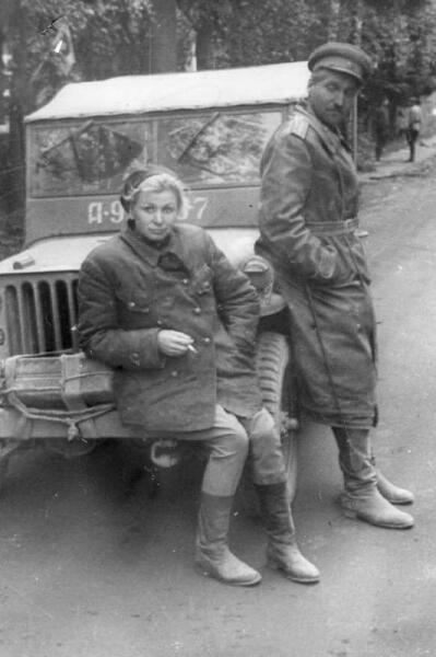 Актриса В. В. Серова и военный корреспондент К. М. Симонов на Ленинградском фронте