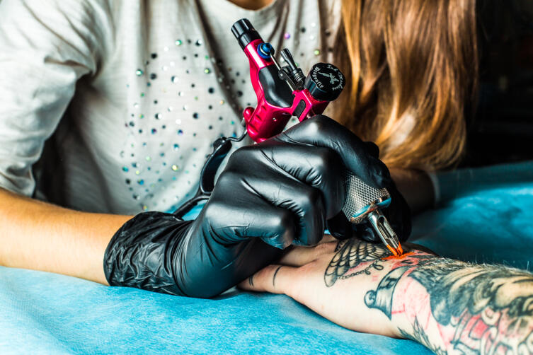 Что такое татуировка и как она делается?