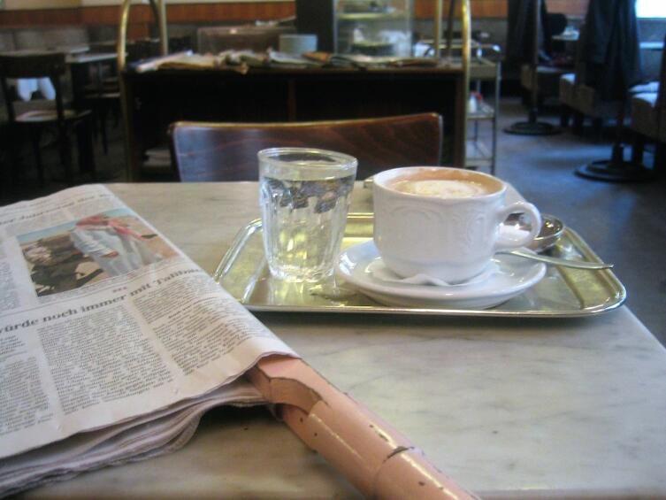 Обычаи венских кофеен: кофе, сервированный со стаканчиком воды, и ежедневная газета