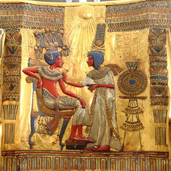 Тутанхамон и его жена Анхесенамон. Фрагмент спинки золотого трона, XIV век до н. э.