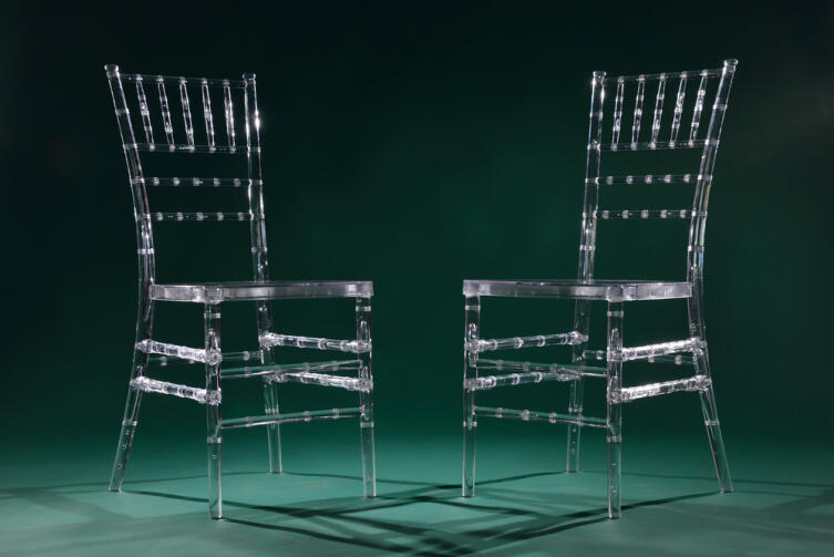 Два прозрачных пластиковых стула Кьявари