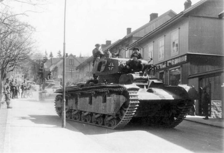 Немецкий многобашенный танк Neubaufahrzeug (Nb.Fz.) 40-го танкового батальона специального назначения (Panzer-Abteilung z.b.V.40), на улице Осло. Апрель 1940 г.