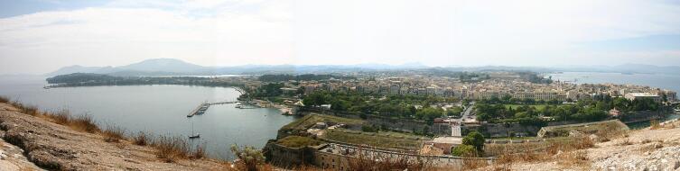 Панорамный вид на старый город Корфу с Палео Фрурио. Нео Фрурио за городом справа