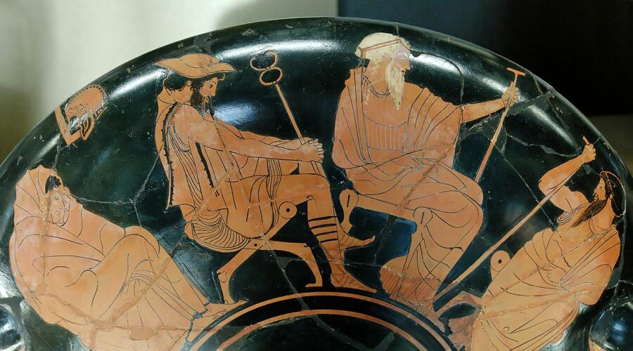 Посольство к Ахиллу, деталь краснофигурной чаши из Вульчи, 470 год до н.э.  Слева направо: Ахилл (закутанный в плащ), Гермес (с кадуцеем), Феникс (седой) и Одиссей
