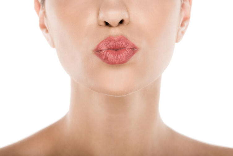 Как справиться с сухостью и шелушением губ?