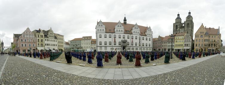 Оттмар Хёрль. Инсталляция «800 скульптур Мартина Лютера». Виттенберг, Германия
