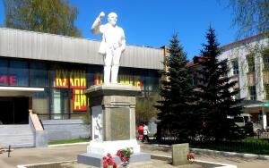 Где был установлен первый в мире памятник В. И. Ленину?