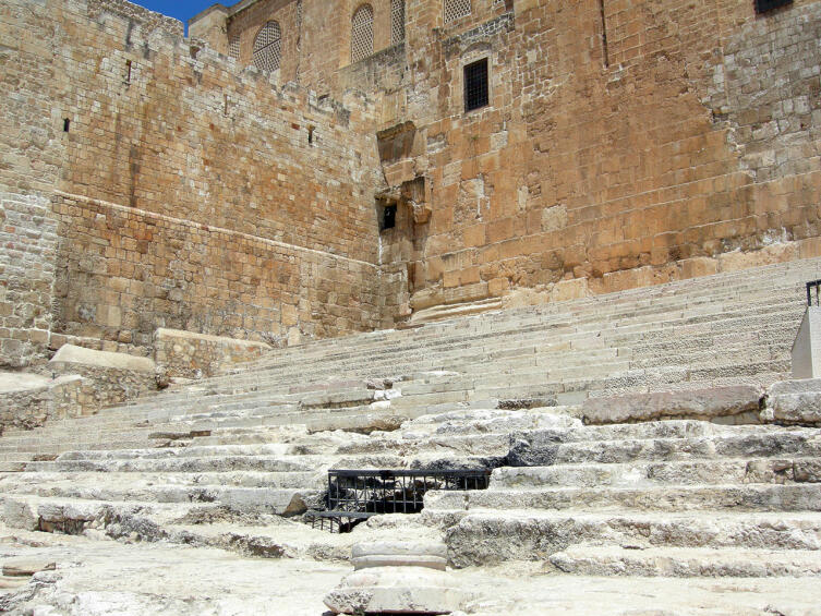 Древняя лестница, по которой молящиеся поднимались на Храмовую гору с юга. Она ведёт к Тройным воротам ворот Хульды, через которые был проход прямо на площадь перед Храмом. Ворота сейчас замурованы