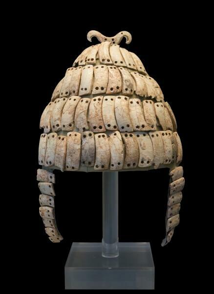 Шлем из клыков кабана со щитками на щеках и двойным костяным крючком сверху. Микены, ΧIII — ΧIѴ век до н.э. Возможно, это сделано из клыков бородавочника