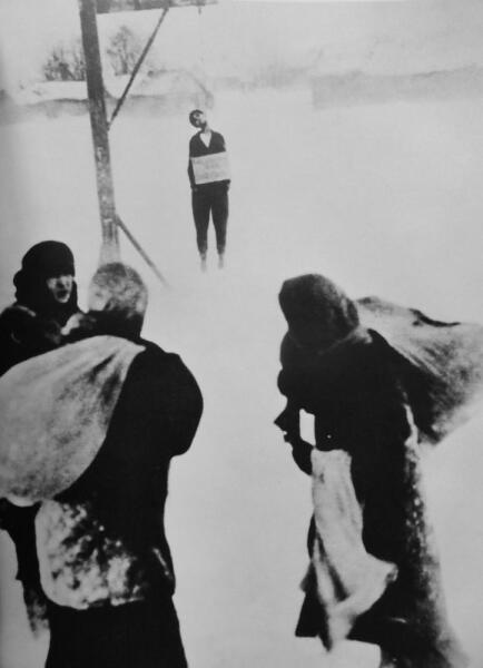 Советские женщины у виселицы с телом казненной З. Космодемьянской в селе Петрищево