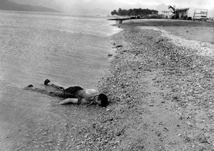 Погибший в результате налета японской авиации на Перл-Харбор американский моряк на берегу залива Каноэхе