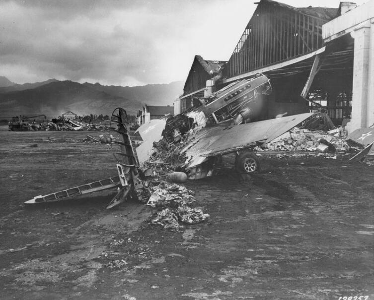 Разбитый истребитель Р-40 на аэродроме Хикэм после атаки японцев на Перл-Харбор