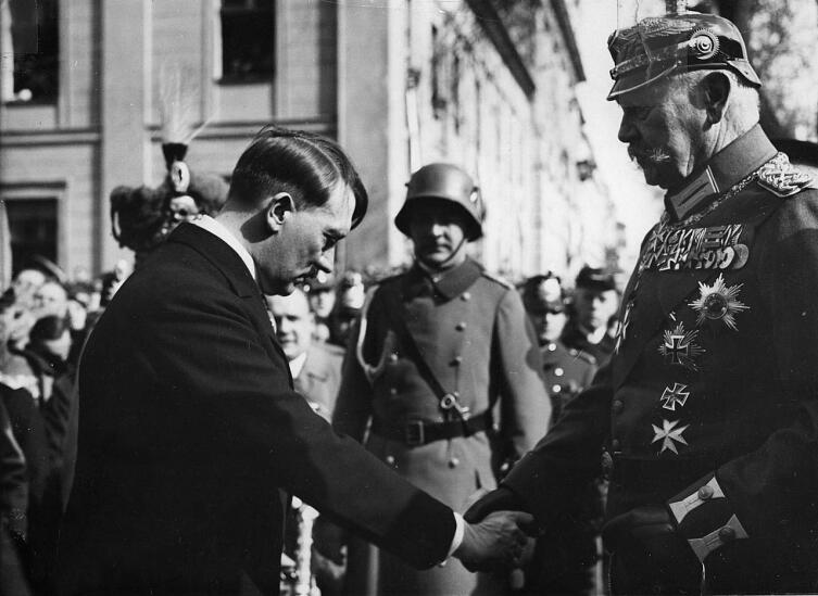 Поклон Адольфа Гитлера призван продемонстрировать покорность рейхсканцлера рейхспрезиденту Паулю фон Гинденбургу. Потсдам. 21 марта 1933 г.