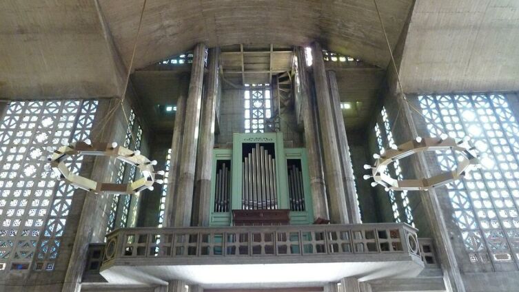 Интерьер церкви Богоматери в Ле-Ренси, архитектор Огюст Перре