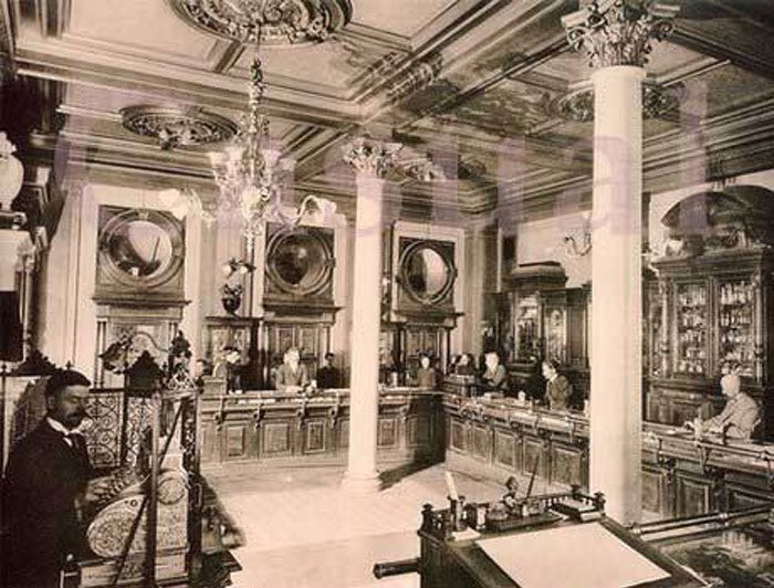 Старейшая аптека города, учреждена в 1701 году, принадлежала Феррейнам с 1832 года. Существующее здание построено в 1890-х годах архитектором Адольфом Эрихсоном