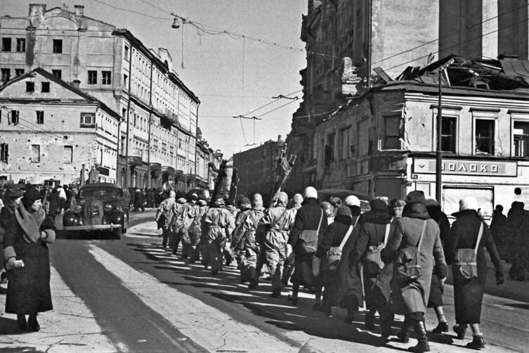 Дружинники санитарного отряда на улицах Москвы, улица Кирова (ныне Мясницкая улица), 20 ноября 1941 г.
