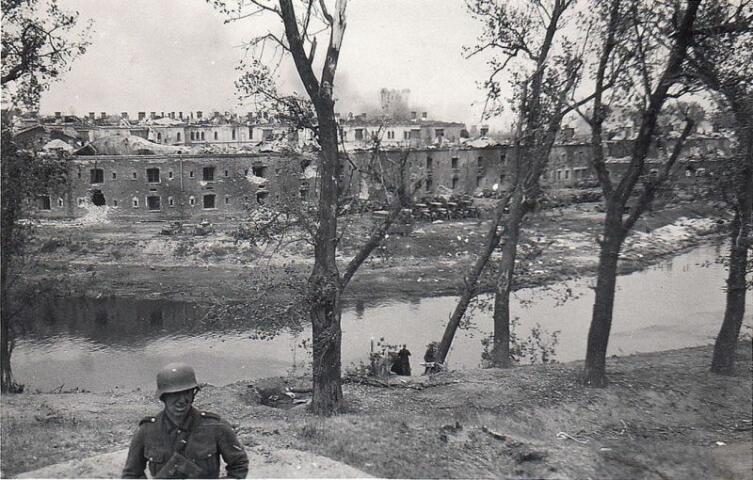 Немецкие солдаты на берегу реки Буг у разрушенной Брестской крепости