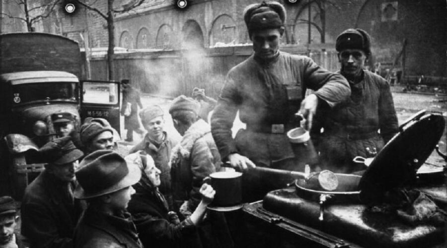 Советские солдаты раздают пищу жителям польского города