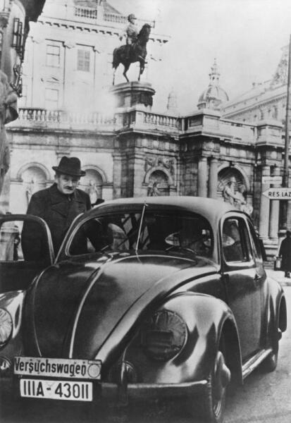 Фердинанд Порше рядом с автомобилем Volkswagen-38