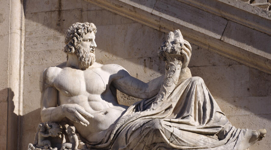 Статуя с рогом изобилия на площади Пьяцца дель Кампидольо в Риме