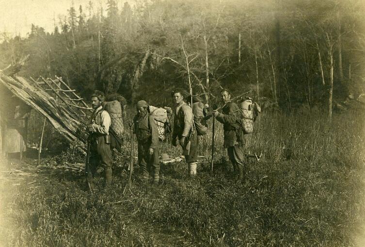Владимир Арсеньев, Дерсу Узала, солдат Фокин и Чжан-Бао (слева направо) в походе по бассейну реки Такема, 1907 г.