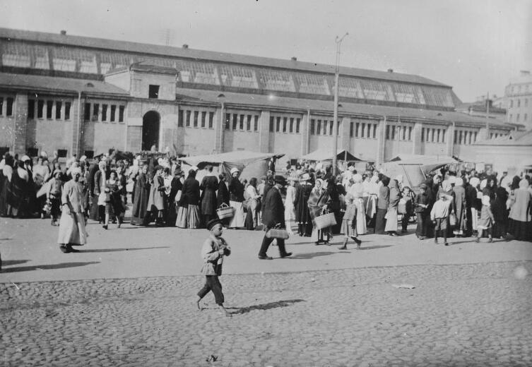 Молочный ряд на Сытном рынке. Петроград. 1920-е гг.