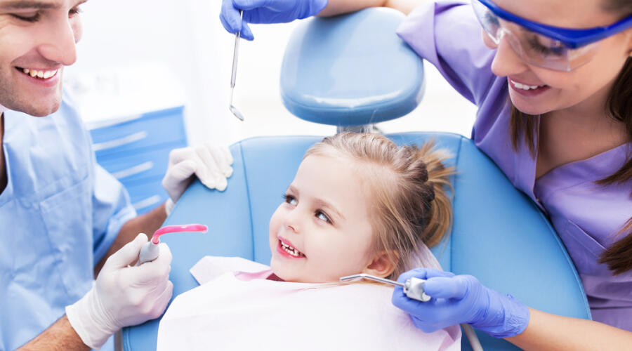 Зачем и когда вести ребенка к стоматологу?