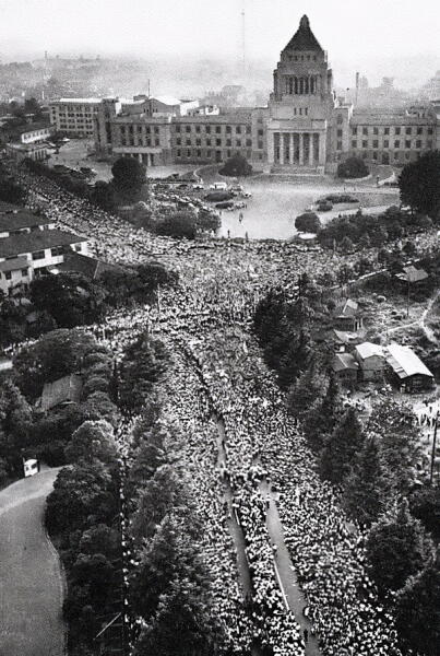 Протестующие возле здания Национального сейма Японии, 18 июня 1960 г.