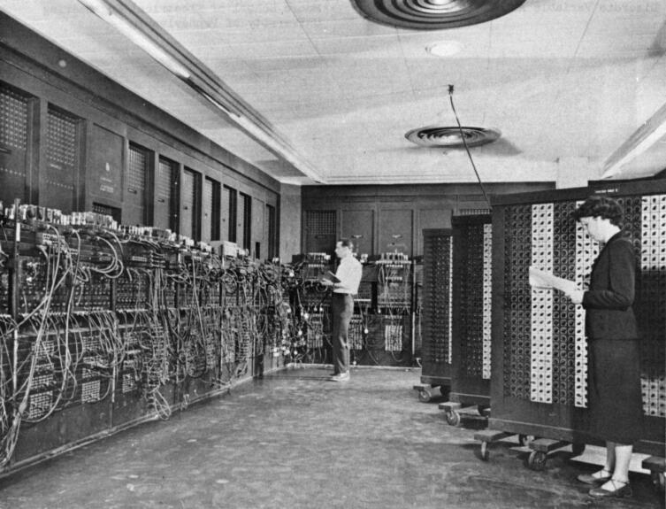 Гленн А. Бек (на заднем плане) и Бетти Снайдер (на переднем плане) программируют ENIAC в здании 328 BRL. (фотография армии США, 1947-1955 гг.)