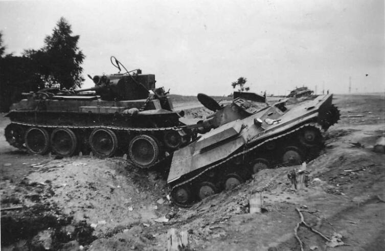 Советские танки Т-40 и БТ-7, подбитые на восточном выезде из Ситно